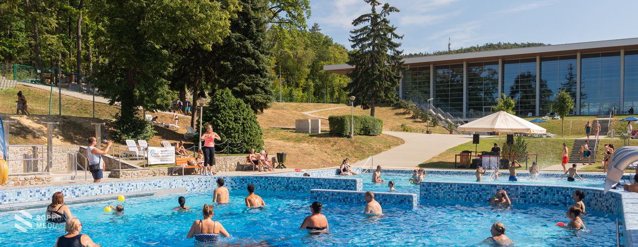 Strandok éjszakája: zenés vízitorna és táncos ritmusok a Lőver strandon