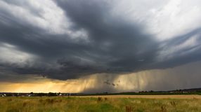 Figyelmeztet az OMSZ - Délutántól jéggel kísért heves zivatarok is előfordulhatnak!