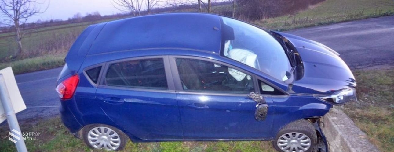 Árokba hajtott Völcsej közelében