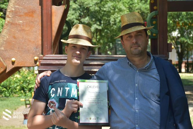 Az országos 1. helyezett Bognár Adrián és felkészítő tanára Sipos Ferenc.