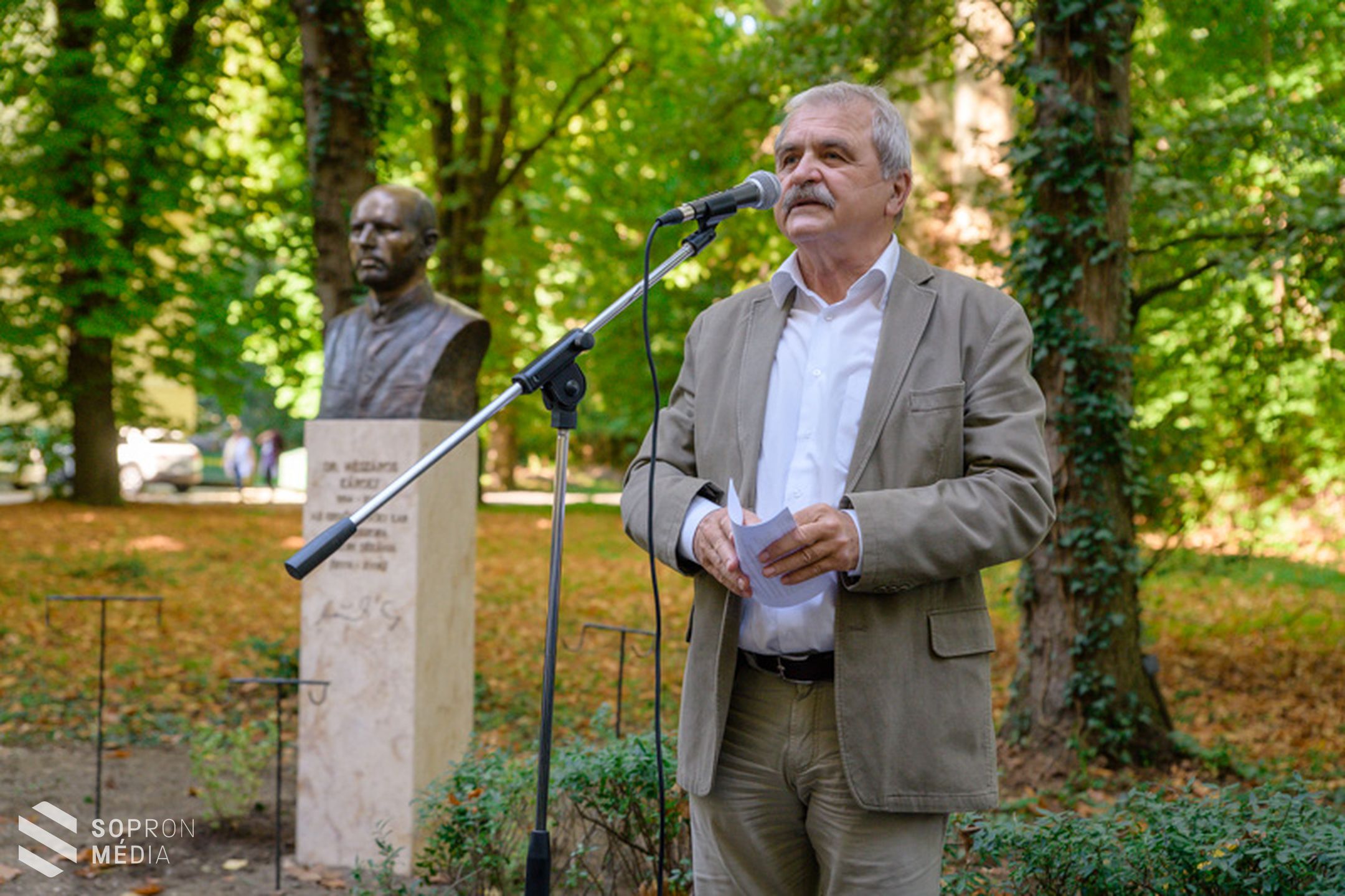 Szobrot állítottak prof. dr. Mészáros Károly tiszteletére
