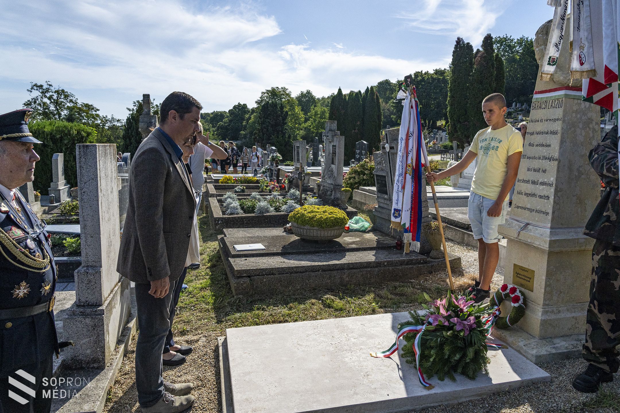 A hősök emléke előtt tisztelegtek Ágfalván