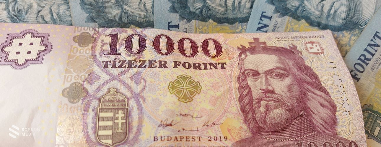 Érdemes várni a postást: megkezdődött a 13. havi nyugdíj kézbesítése
