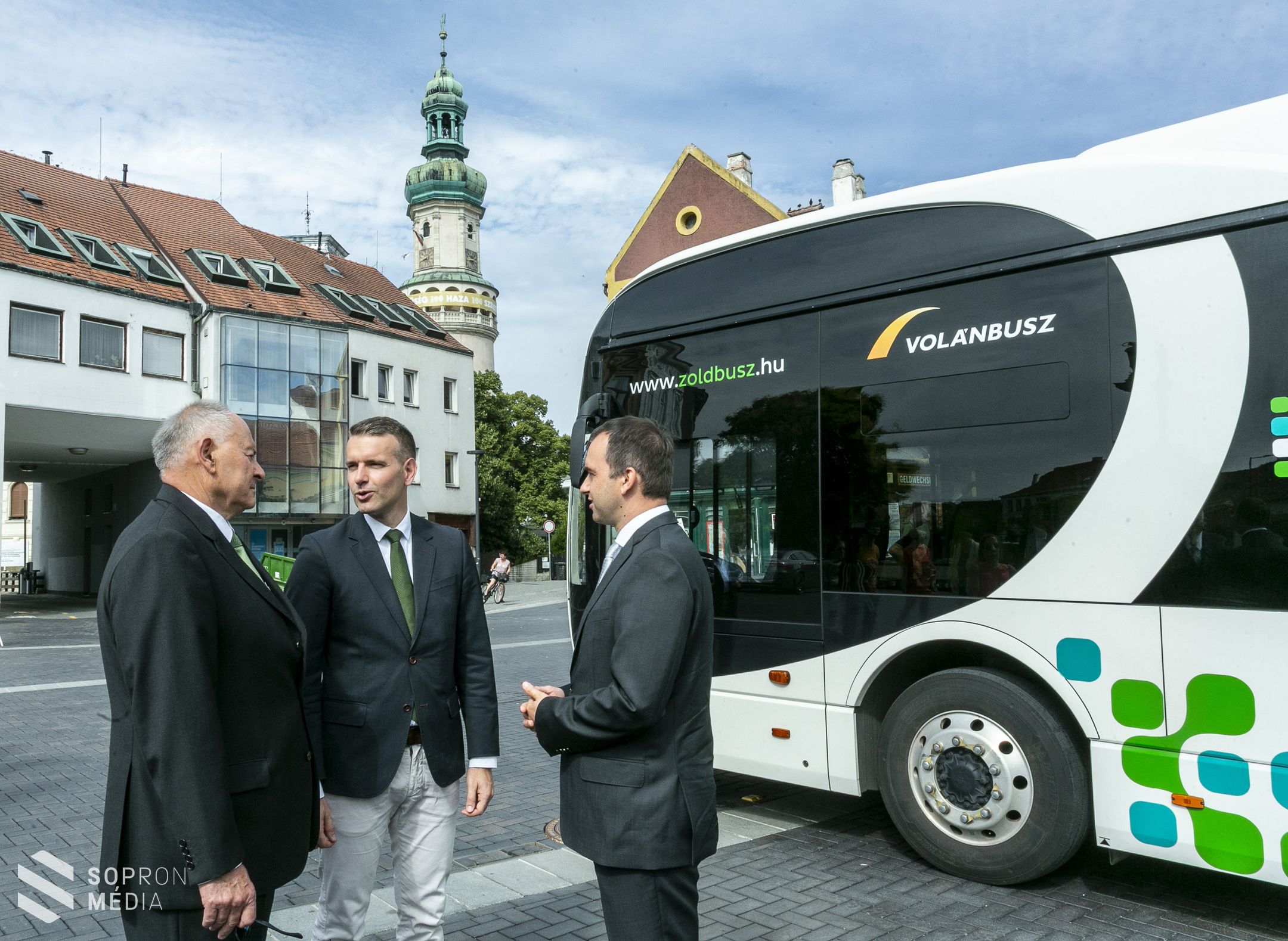 Az elektromos autóbusz a jövőbe mutat