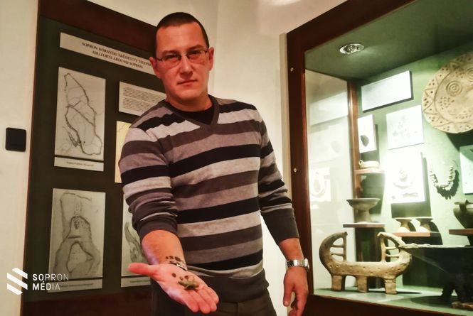 Mrenka Attila mutatja a különleges leletek töredékét
