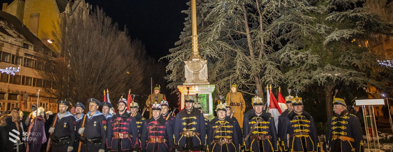 Ünnepség a Hűségzászlónál