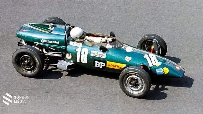 Niki Lauda. 1969-ben a Formula–V-ben a képen látható Karlmann-nal versenyzett