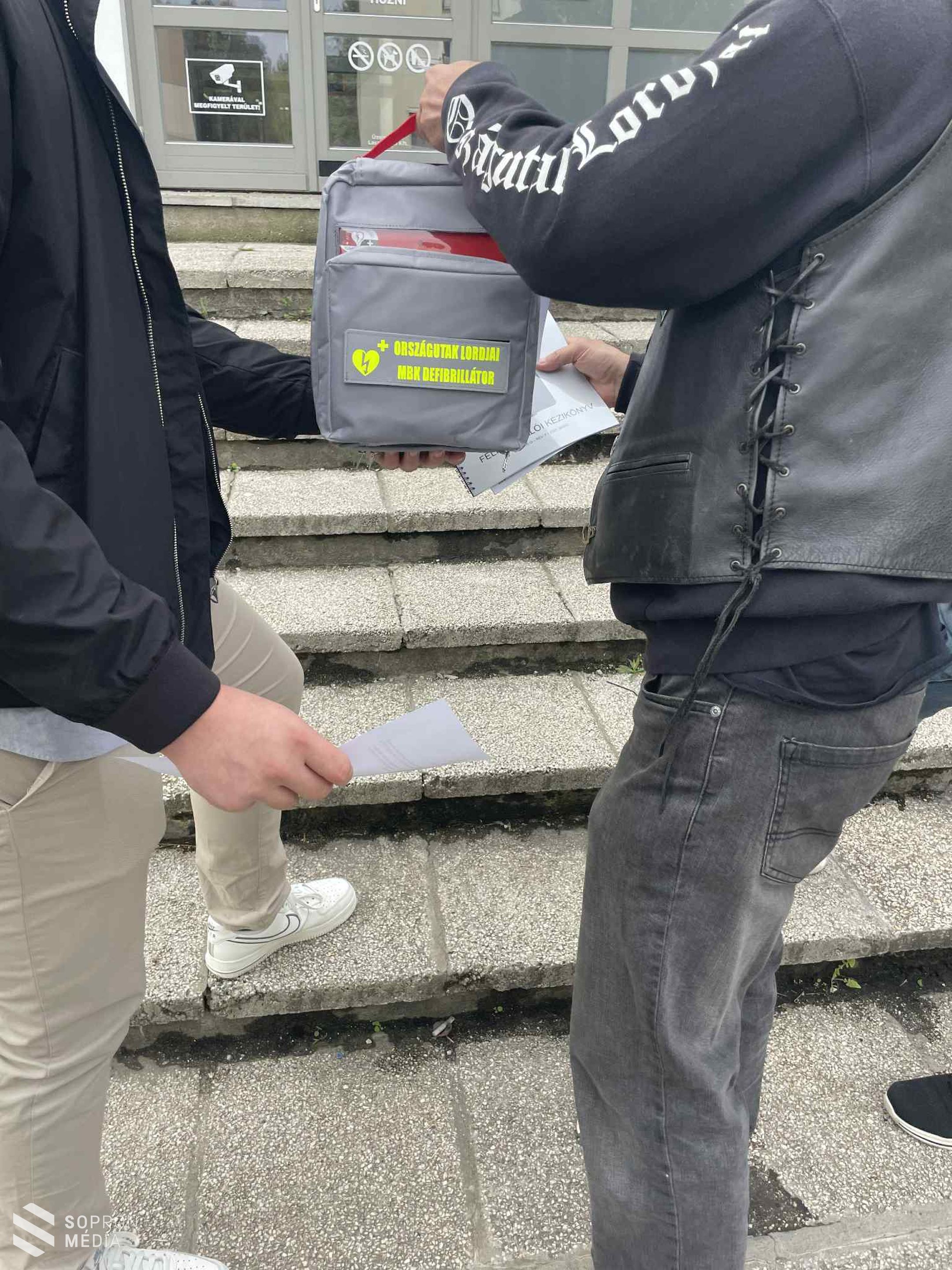 Félautomata defibrillátort adtak át a Gymtronicban