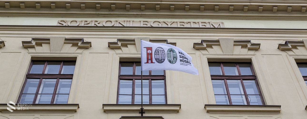 A Soproni Egyetemen is lobog a centenáriumi zászló
