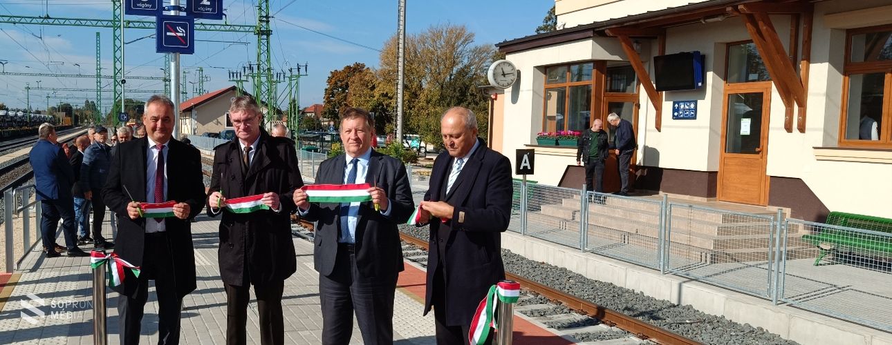 Elkészült az új szigetperon és átépítették a vágányhálózatot Kapuváron