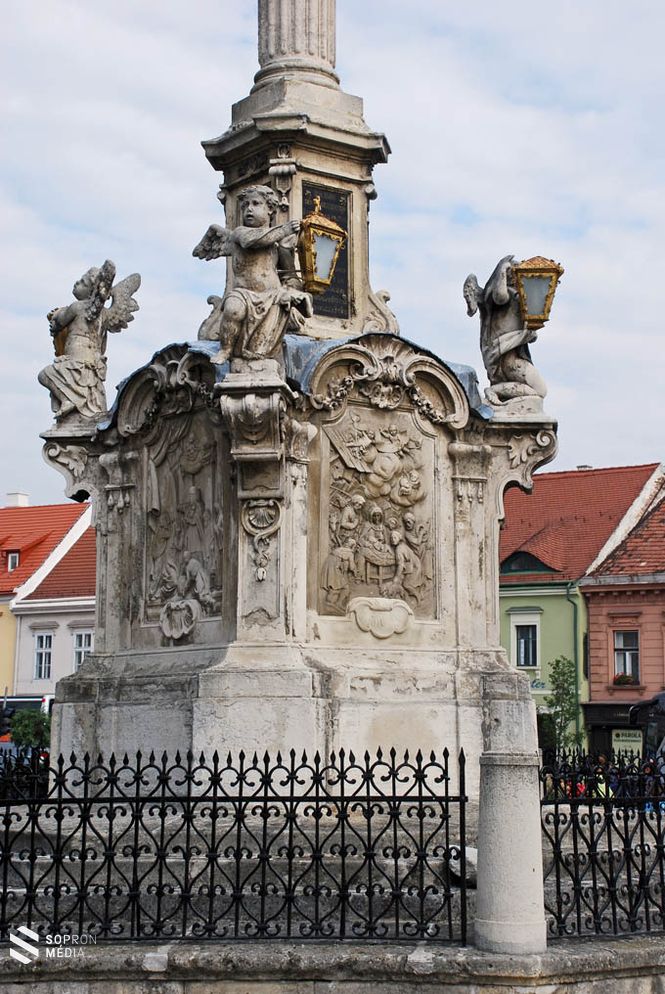 A Mária-oszlop domborművei
