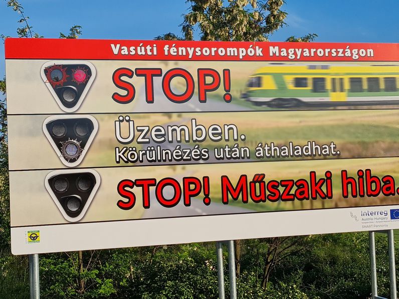 A magyarországi fénysorompók jelzéseire figyelmeztető közlekedésbiztonsági óriásplakátokat helyeztek ki a sopron-klingenbachi határnál