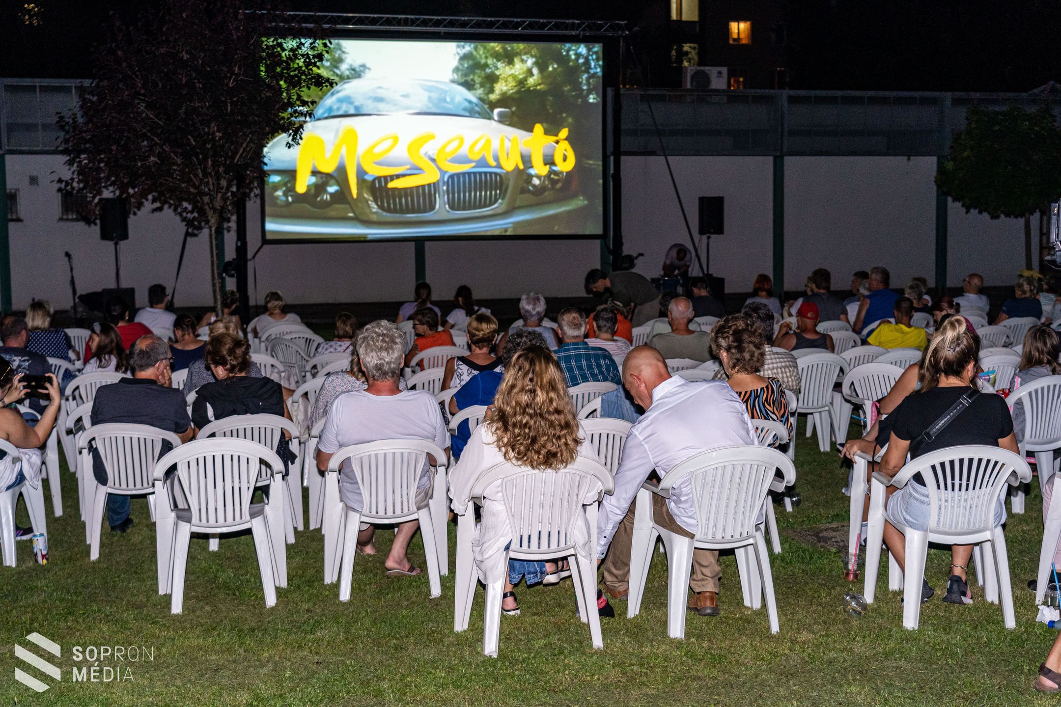 Nyáresti mozi a Jerevánon – Népszerű volt a Meseautó