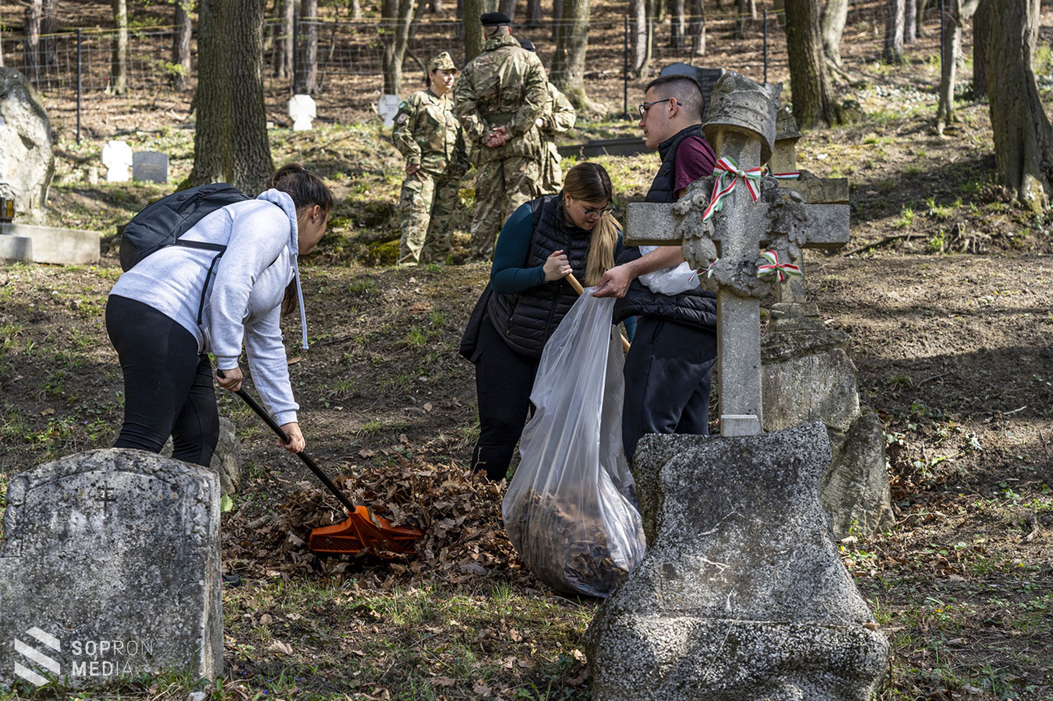 Erdélyi diákok végeztek hadisírgondozást Sopronbánfalván