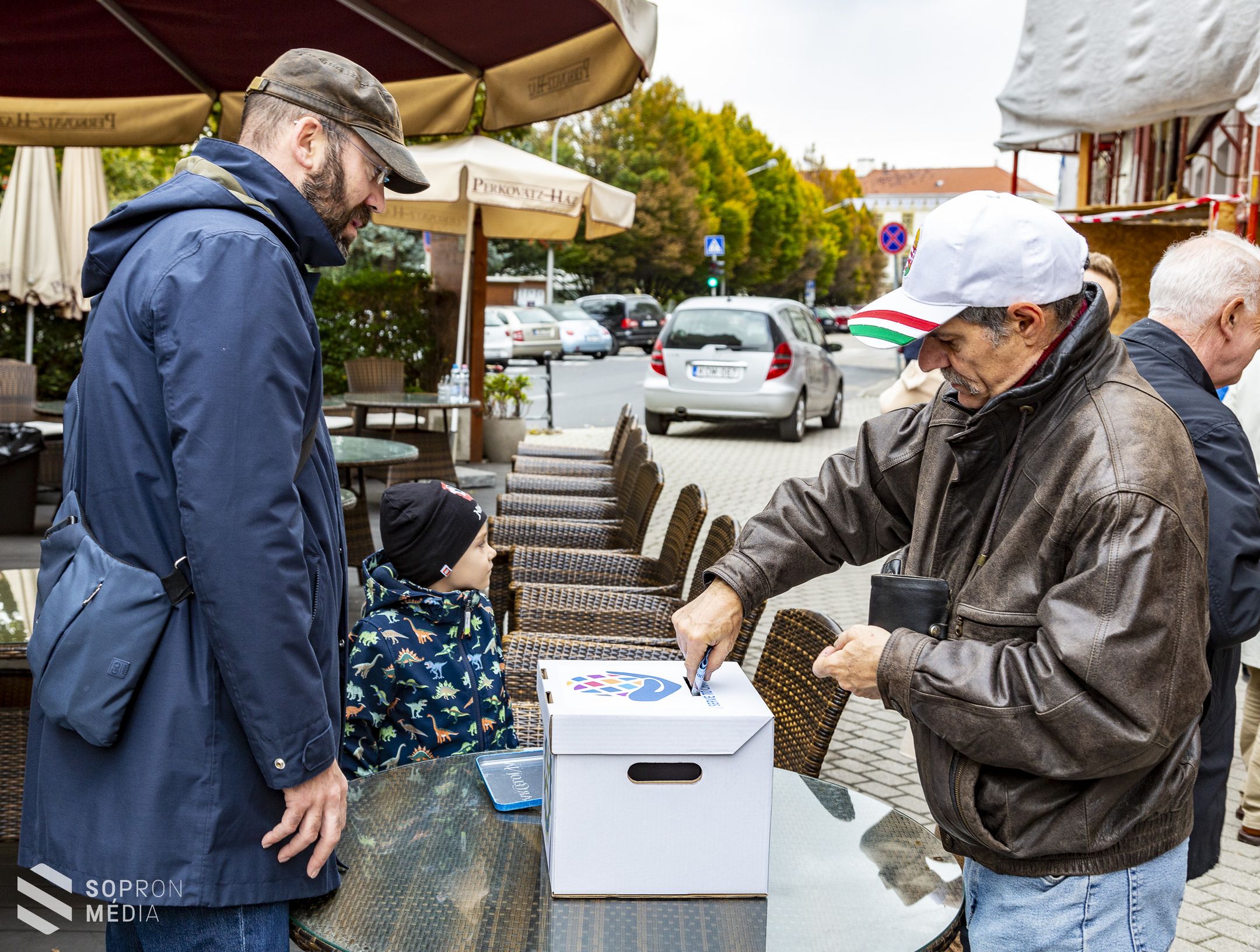 A járvány miatt nehéz helyzetbe került családokat támogatták a Rotary sétával