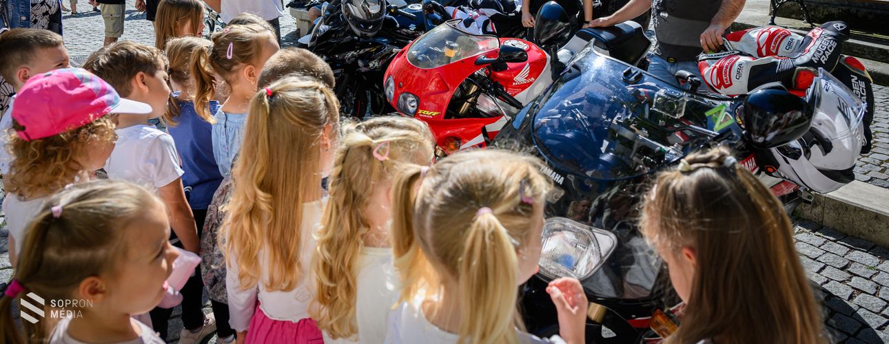 Látványos és interaktív projektnap a Fő téren