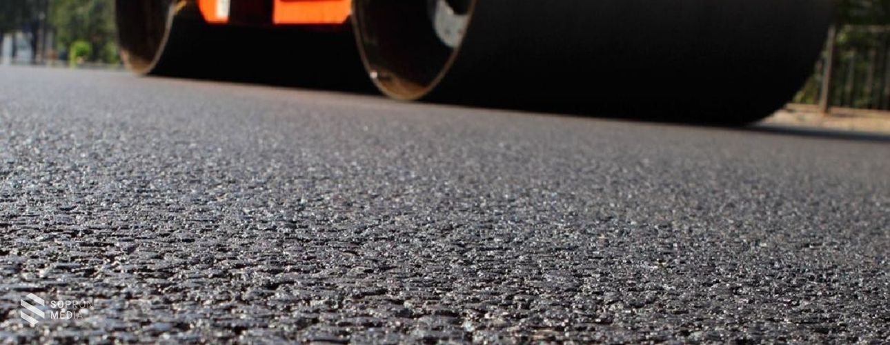 Aszfaltozási munkák kezdődnek Sopronban, a Tómalom utcában