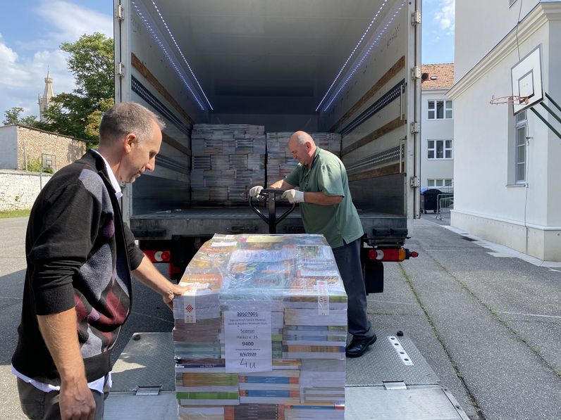 Érkeznek az ingyenes tankönyvek a soproni iskolákba is