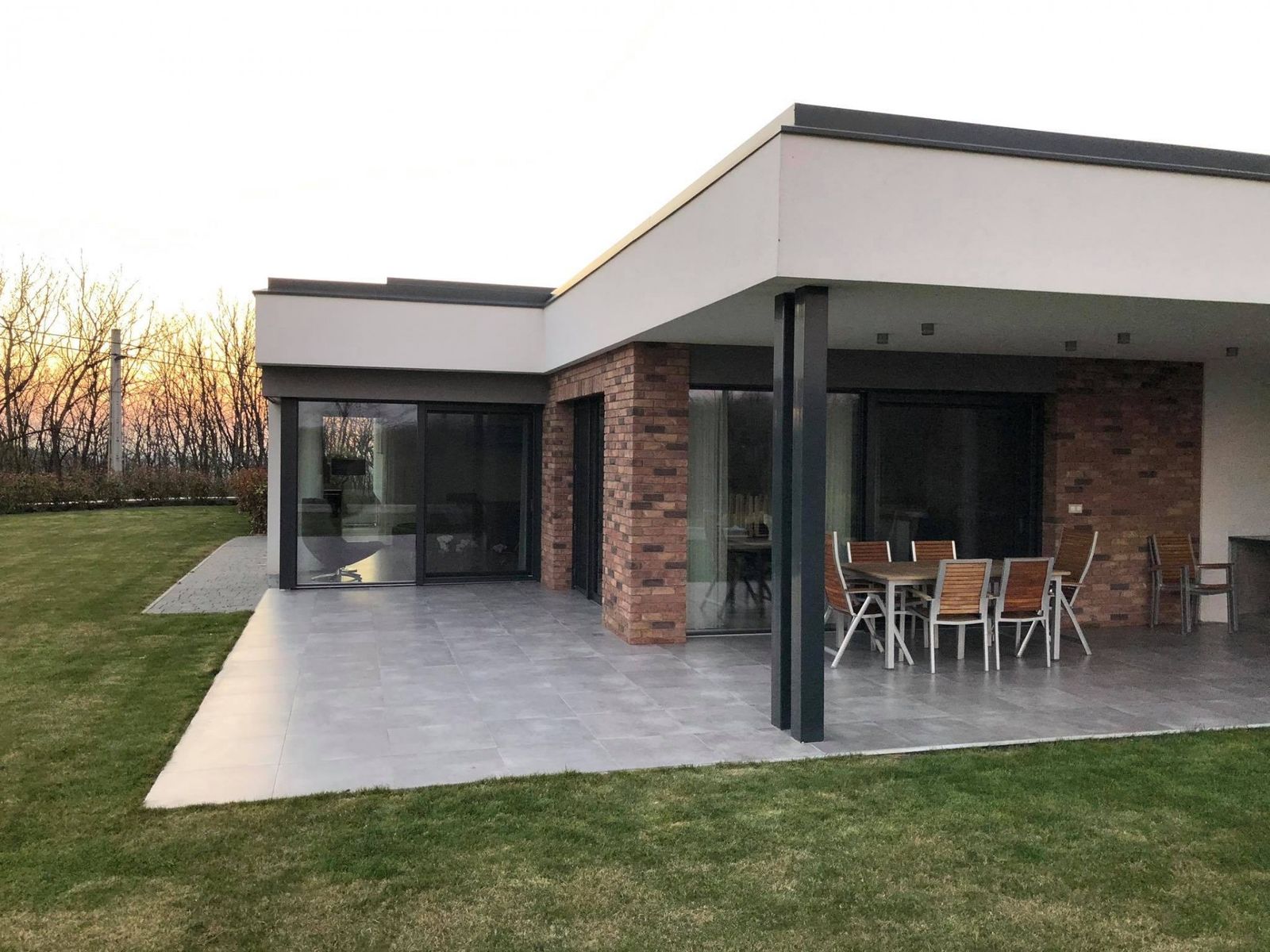 Internorm Ártér mögött a tájba simulva Győrújbaráton