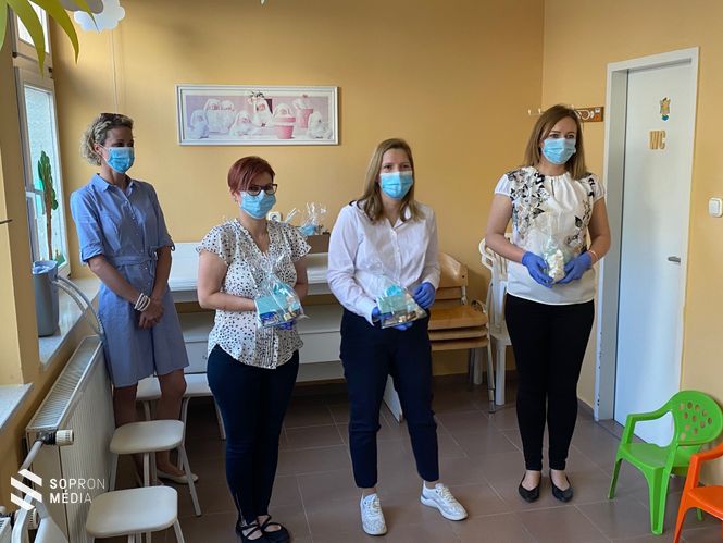 Péli Nikoletta és Juhász Adrienn köszöntik a védőnőket