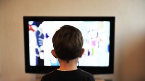 A tévé egyre kevesebb gyereket ér el, de este tízkor még minden negyedik óvodás korú a képernyő előtt ül