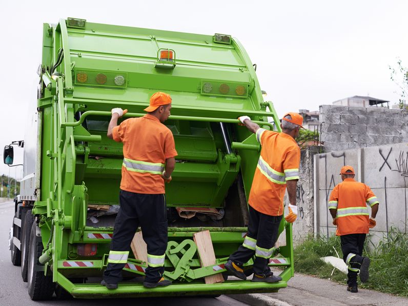 Súlyosan megsérült egy hulladékszállító autót kezelő alkalmazott