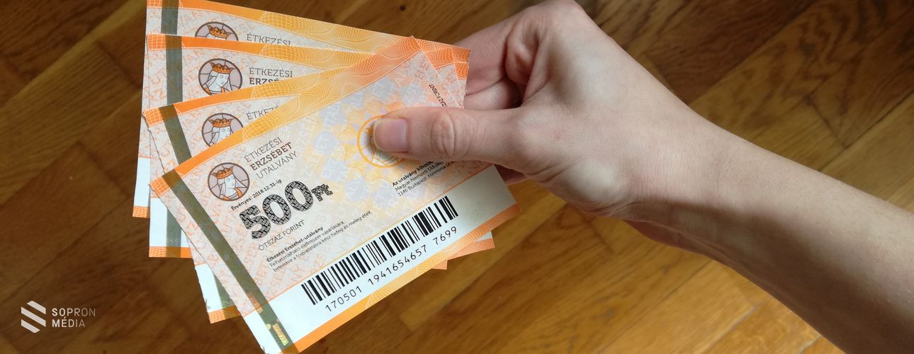 Tízezer forintos Erzsébet-utalványt kaphatnak a nyugdíjasok!