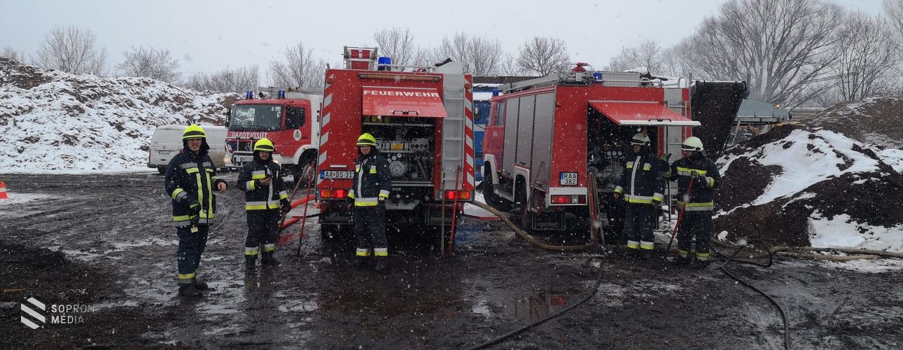 Tűz ütött ki egy pinnyei fatelepen