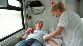 A véred messzire juthat  - Az önkéntes véradás népszerűsítése a célja a Magyar Vöröskereszt kampányának 