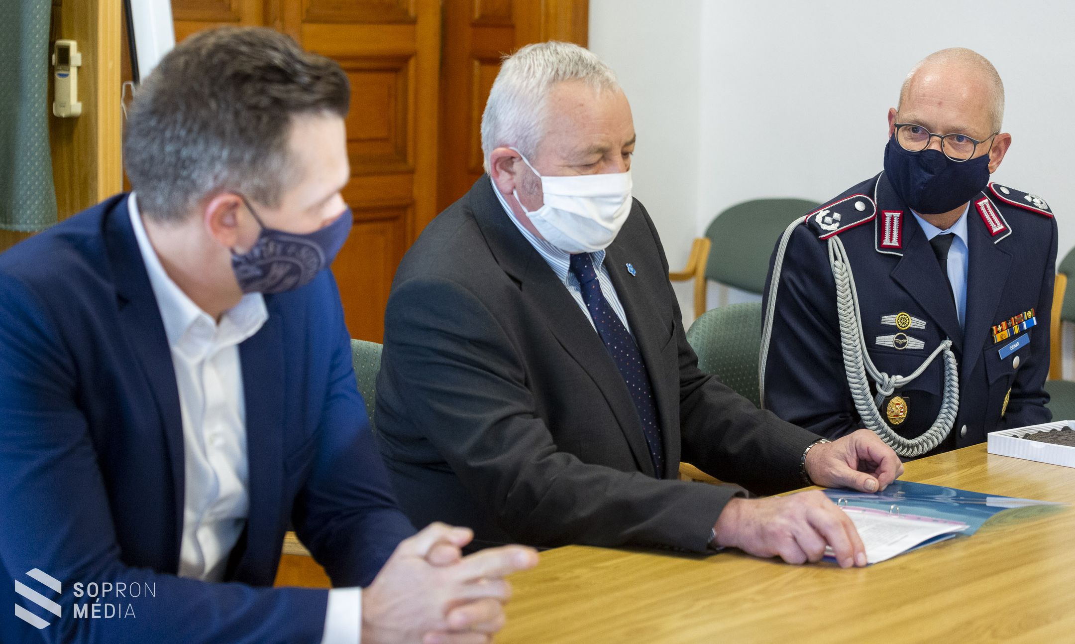 A német hadisírok méltó gondozásáért és megóvásáért kapott emlékplakettet Sopron 