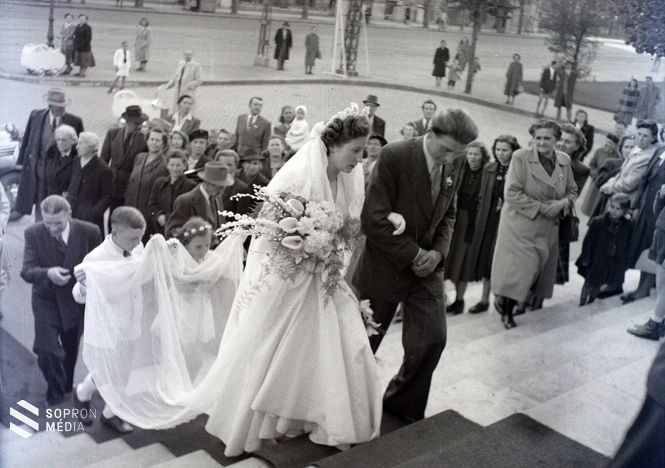 Esküvői menet a Regnum Marianum templom lépcsőjén (1948)