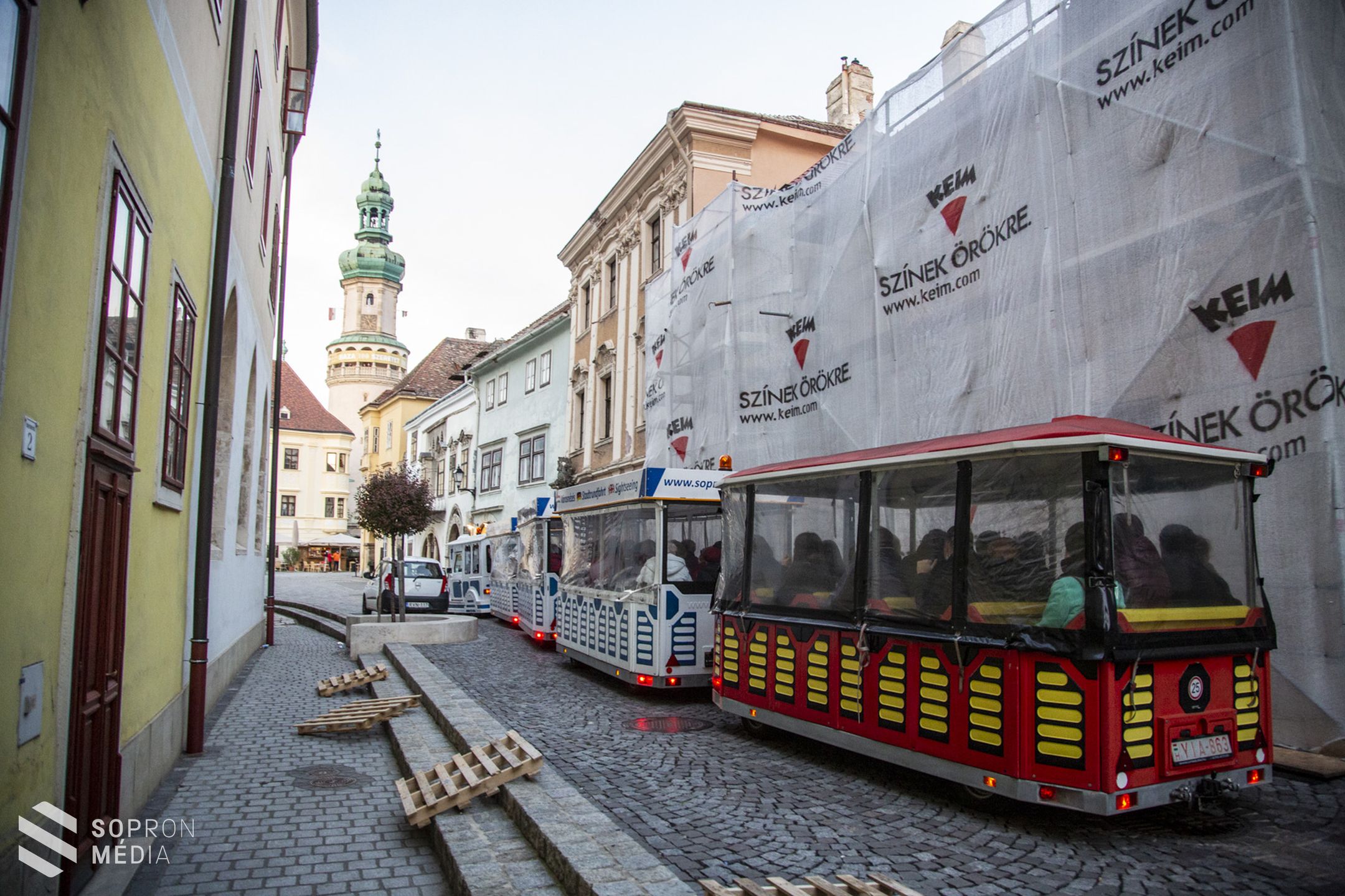 Kisvonatos kalandozáson köszöntötték Kutas László szobrászművészt