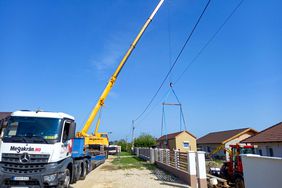 Mobile home lifted with our 45 tonne crane truck