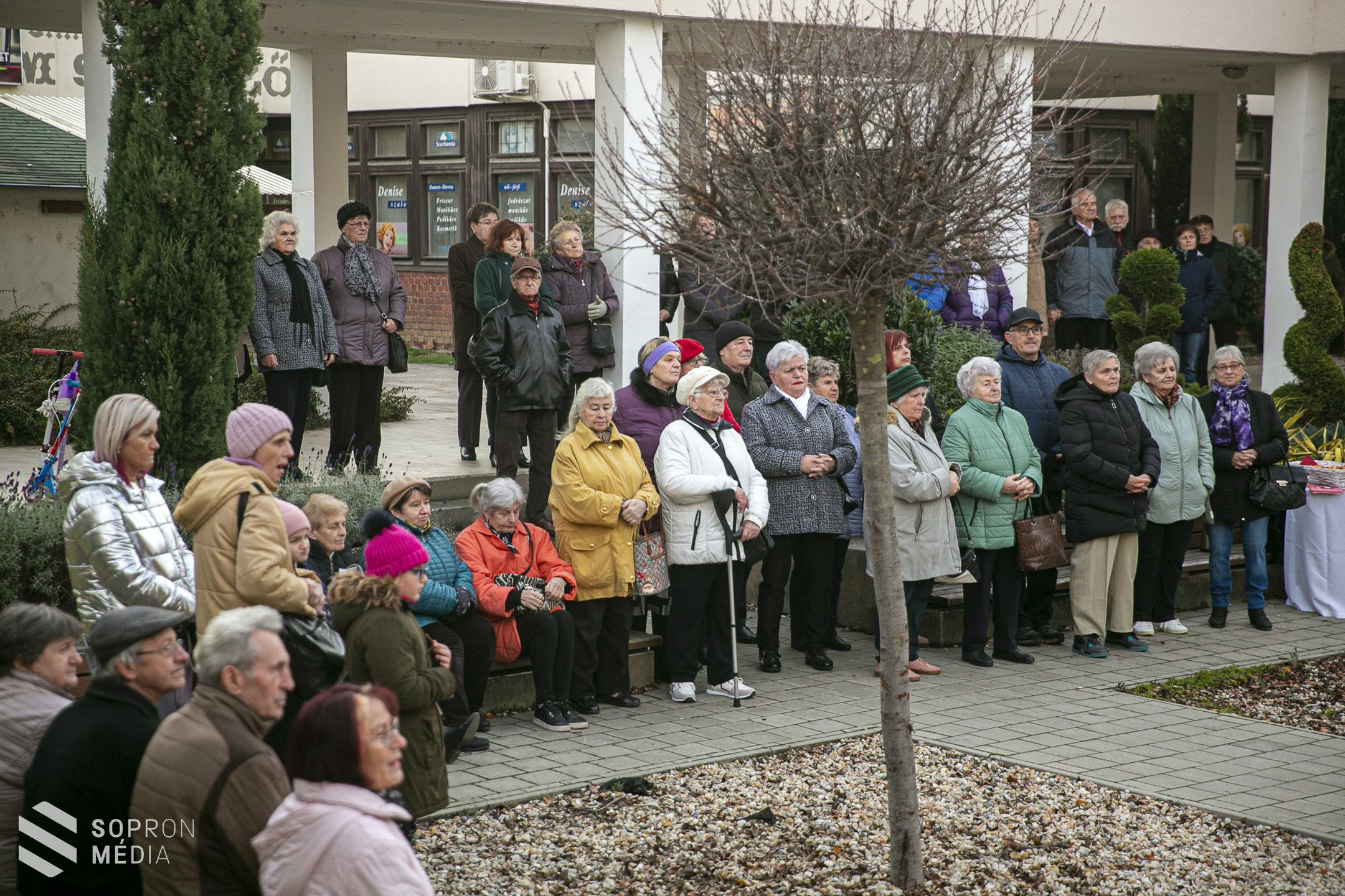 Fellobbant az első láng a Jereván lakótelep adventi koszorúján