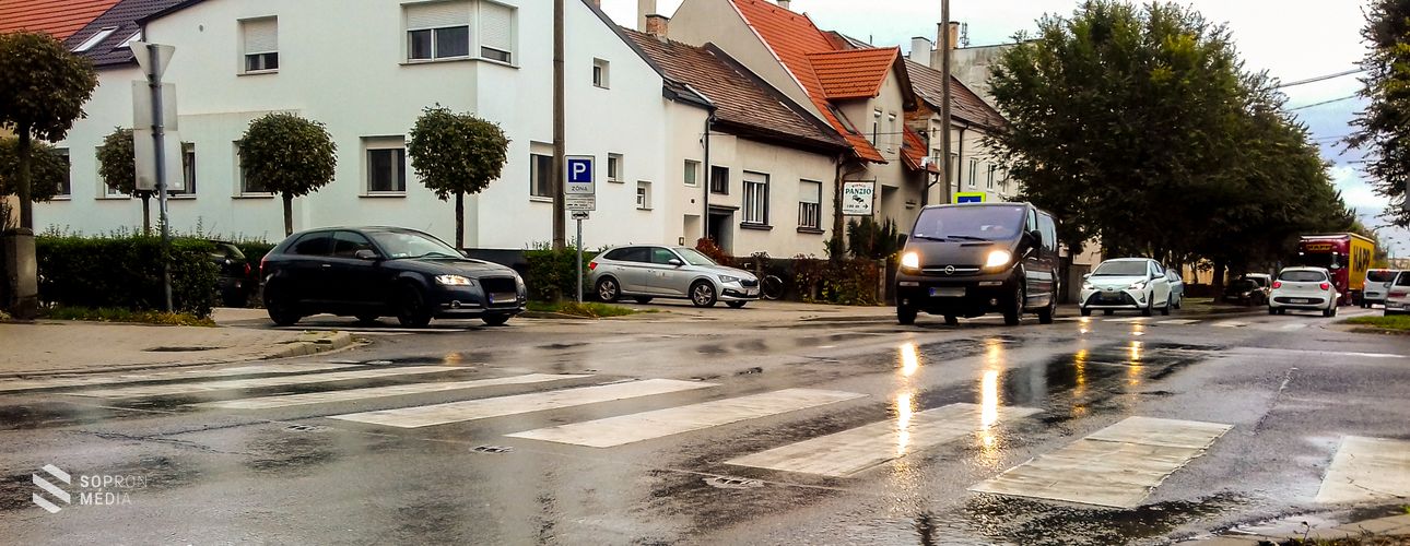 Átadták a Csengery utca és az Arany János utca kereszteződésében található okoszebrákat