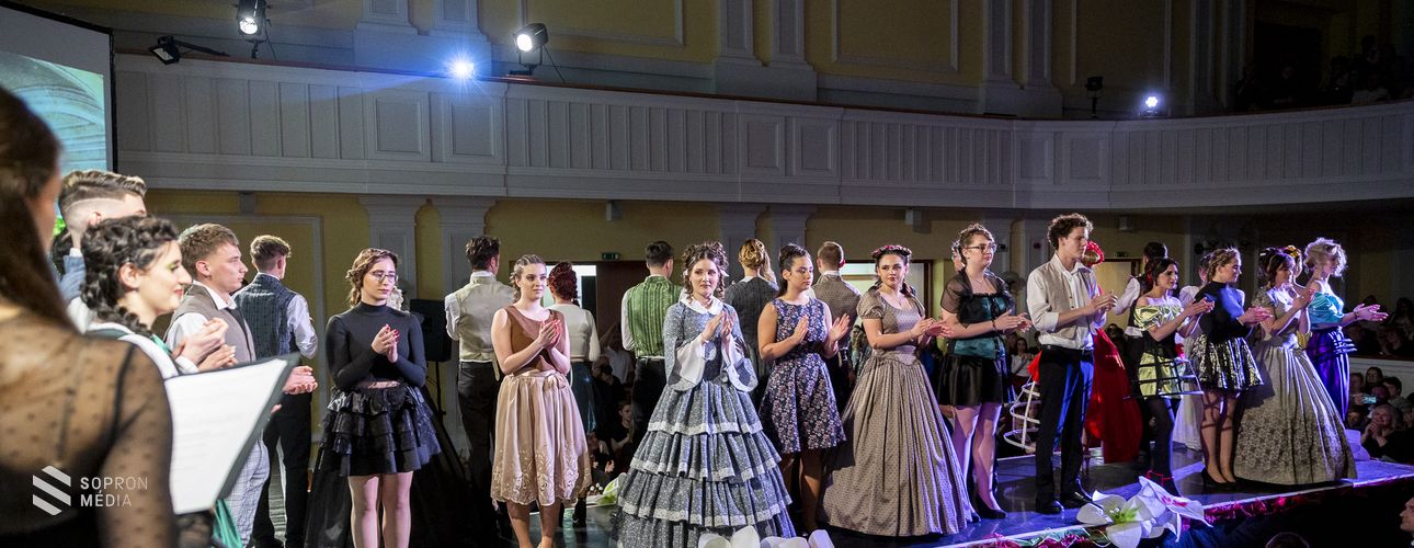 "Nincsen itt tér, nincsen itt időköz" címmel tartották meg a Handler -divatgálát