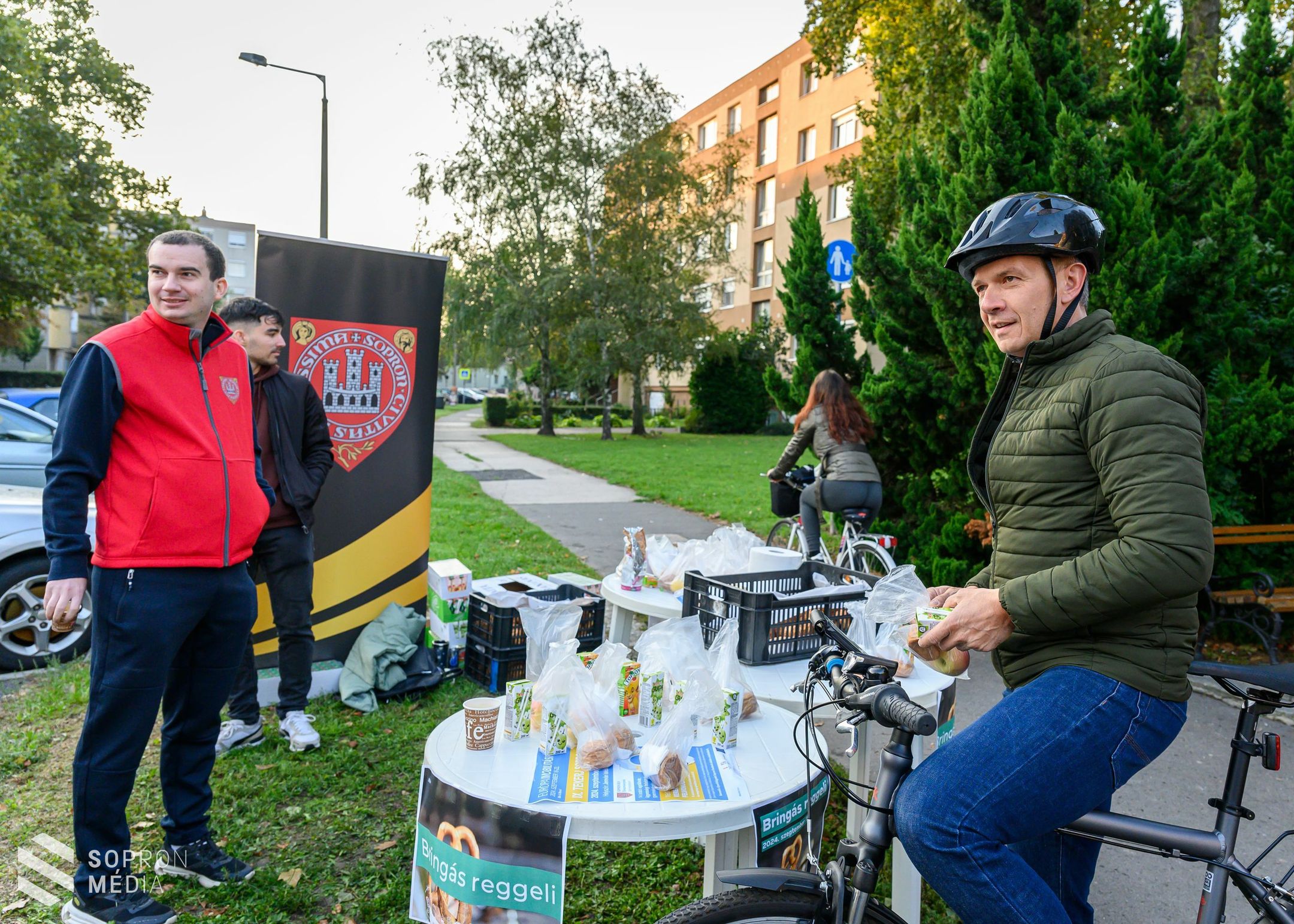 Reggelivel várták a bringásokat Sopronban