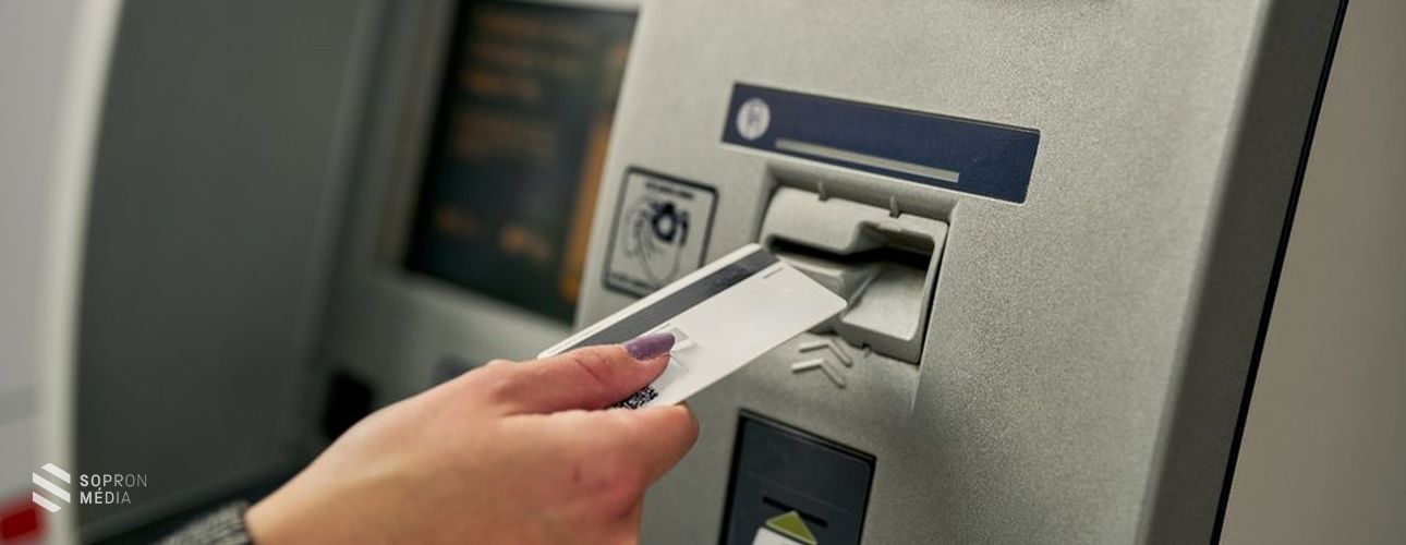 Mától 300 ezer forintot lehet ingyenesen felvenni a bankautomatákból.