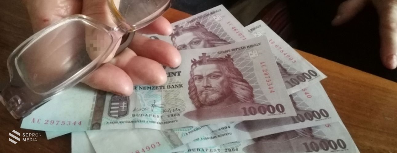 Közel 150 ezer forintot csaltak ki egy soproni nyugdíjastól!