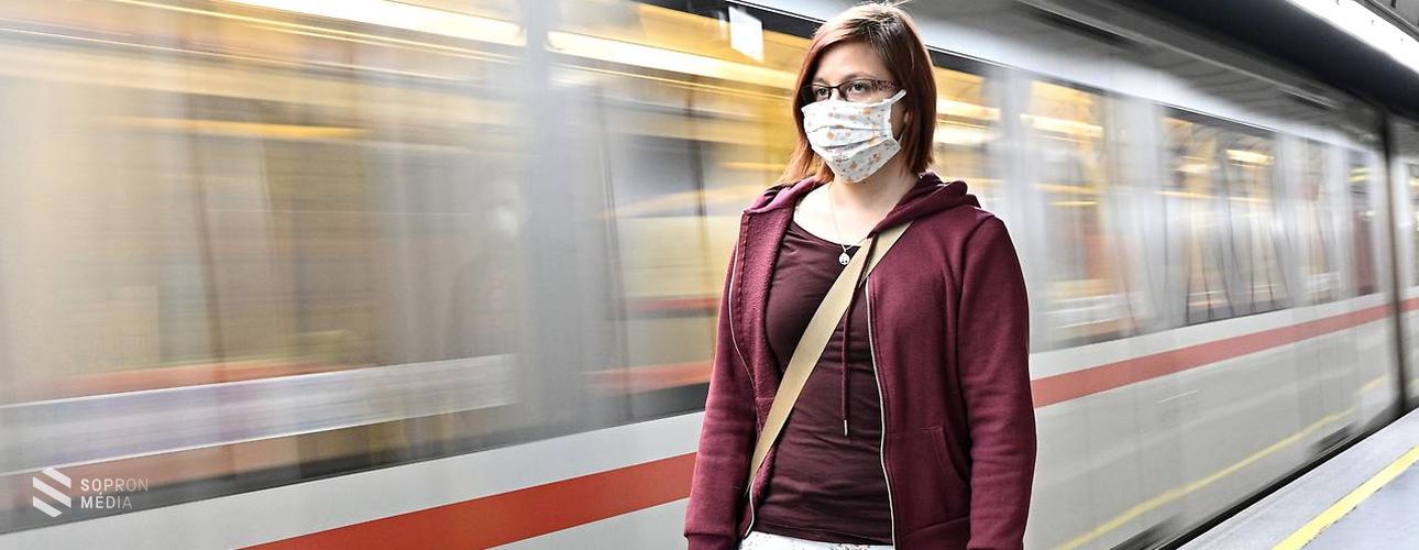 Tömegközlekedés csak maszkban Ausztriában
