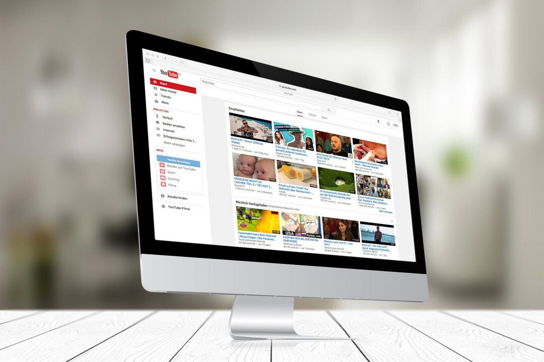 Asztali monitoron a YouTube kezdőlapja ajánlott videókkal