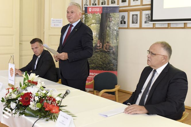 Dr. Borhy László, a Eötvös Loránd Tudományegyetem rektora, az MRK elnöke
