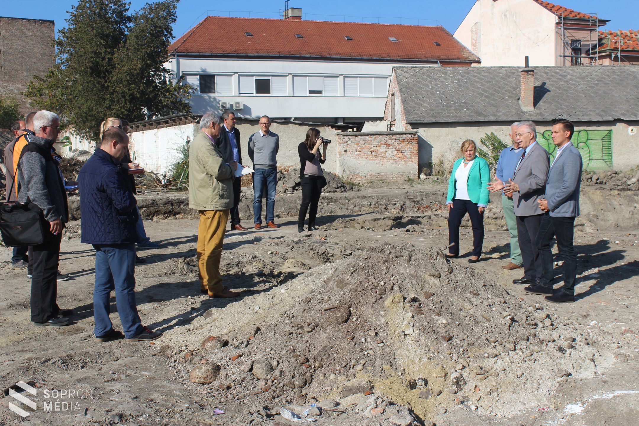 Feltárják az Árpád utcában a világháborús sírokat