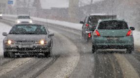 Katasztrófavédelem: szombat éjfélig viharos szél és csúszós utak teszik veszélyessé a közlekedést