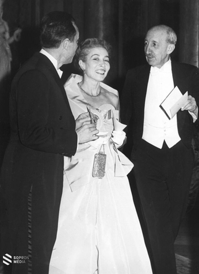 Hevesy György a kémiai Nobel-díj átvételekor 1944-ben. Baloldalt Albert Camus, aki ugyanekkor vette át az irodalmi Nobel-díjat, és az ő felesége. (Hevesy Ingrid szívességéből) 