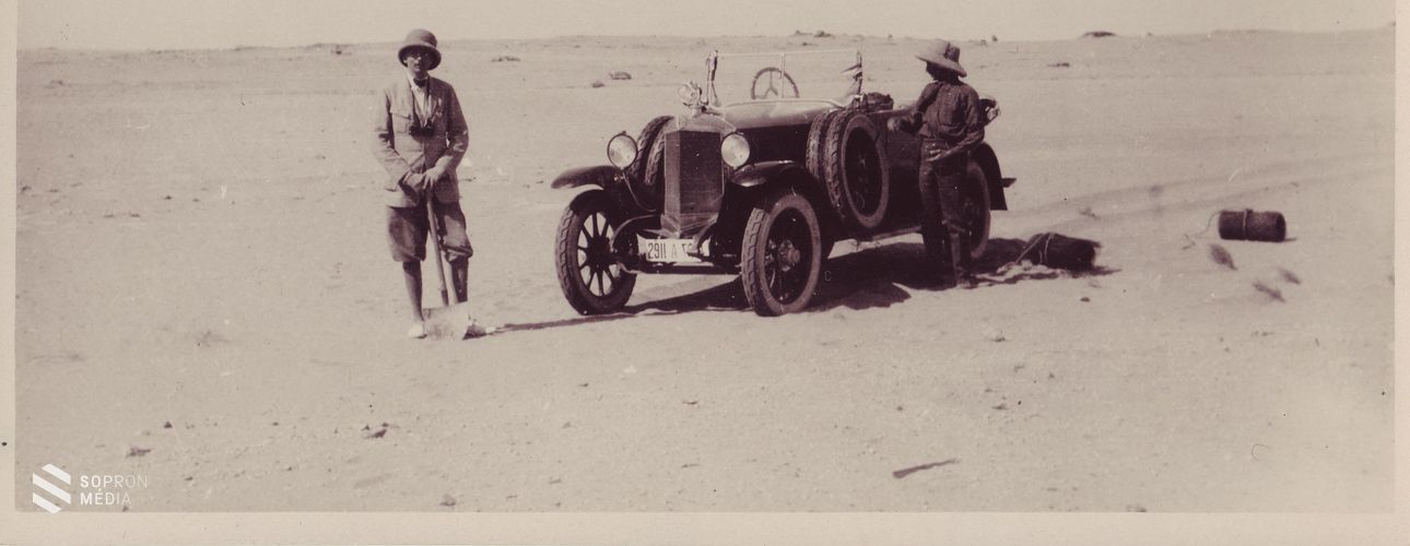 Az Esterházyak 20. századi történelmének izgalmasan lebilincselő fejezetei fotókon