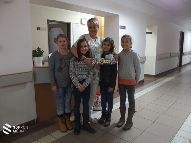 Liza, Réka, Kíra és Fruzsina, Gedéné Hadarits Ilona főnővérrel 