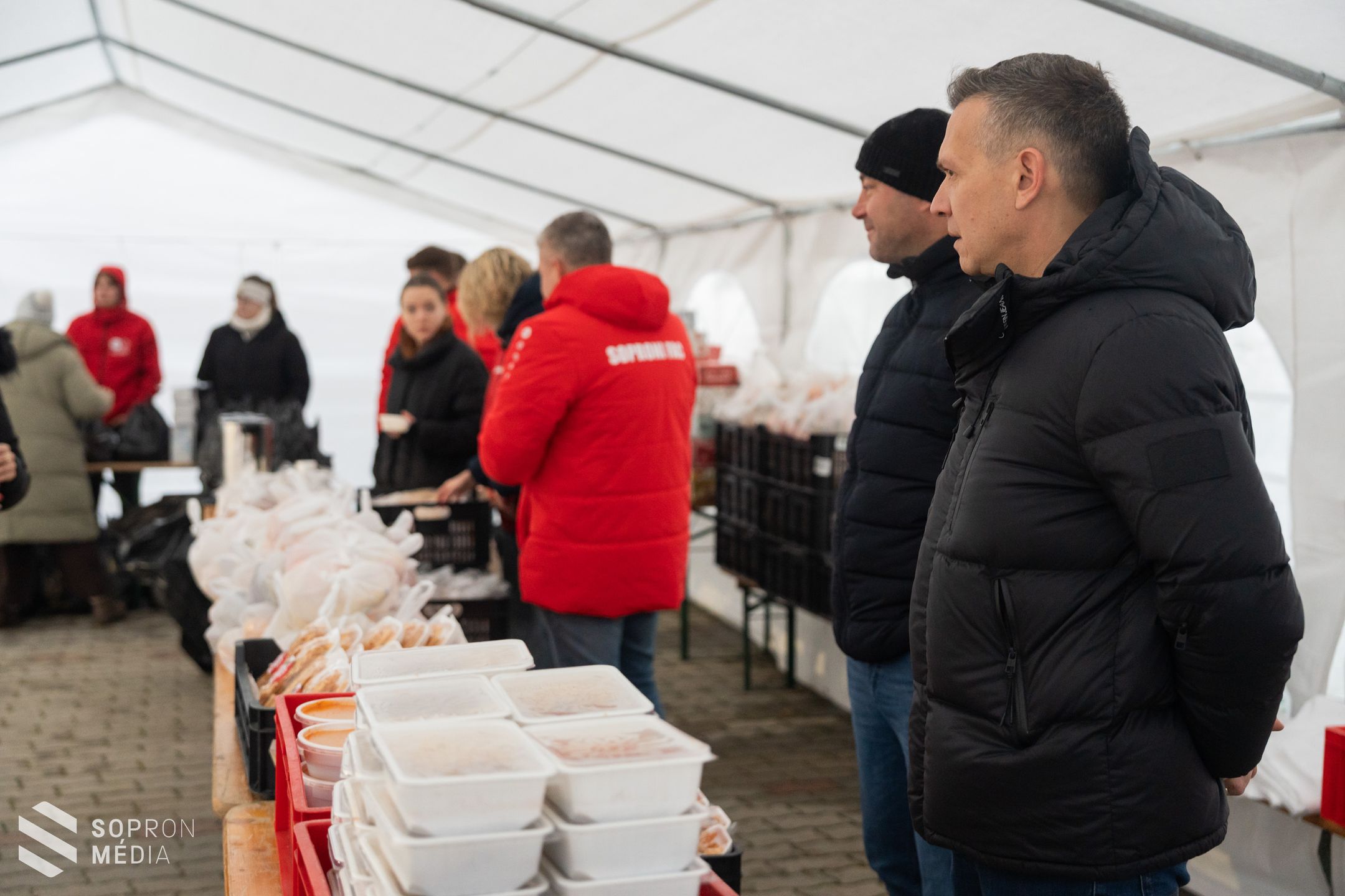 Karácsonyi ételosztást szervezett a Soproni Szociális Intézmény