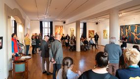 Barlangrajzok névvel nyílt meg Huber Vilmos festőművész kiállítása