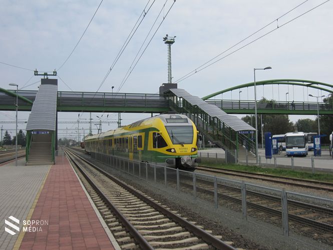 A 2012-ben átadott körmendi intermodális csomópontból csak vonattal, egy vonatpár kivételével szentgotthárdi átszállással érhető el Ausztria. Németújvárra (Güssing) indulhatna innen regionális buszjárat
